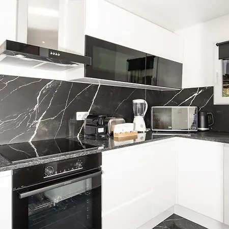 Acacias - Agreable Maison Mitoyenne - Jacuzzi - Parking Prive Feriehus
