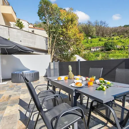 Acacias - Agreable Maison Mitoyenne - Jacuzzi - Parking Prive Semesterbostad